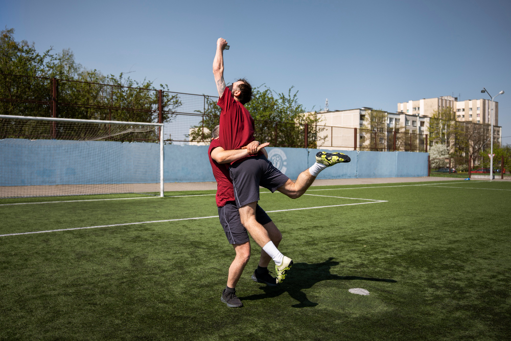 Participantes celebrando en un torneo deportivo al aire libre organizado por TorneoPro Madrid